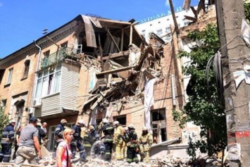Взрыв жилого дома в Киеве: вещи жителей защищают от мародеров