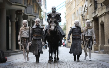 Кого только не встретишь в Лондоне! Актеры "Игры престолов" в сериальных образах прошлись по улицам города
