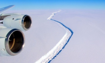 От Антарктиды откололась глыба в 6 тысяч км и плывет в Атлантический океан
