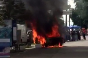 В центре Киева посреди улицы сгорел автомобиль