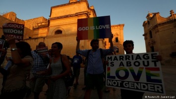 Парламент Мальты одобрил однополые браки