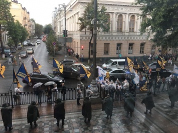 Митингующих под Радой не испугал сильный ливень. Они надели полиэтиленовые плащи