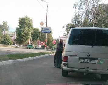 Украинцев возмутил поп на машине с номерами Абхазии в Бердянске (+3 фото)