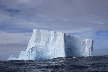 Четыре Лондона в океане: гигантский айсберг покидает Антарктиду (ВИДЕО)