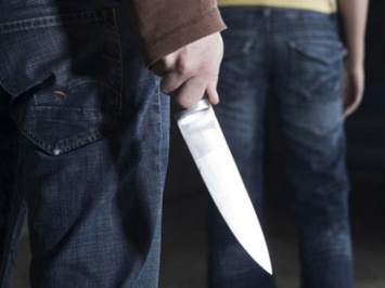 Житель Запорожской области ударил сына ножом в шею после похорон жены