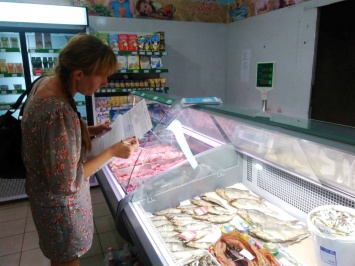 В разгар эпидемии ботулизма магазины продают рыбу без документов