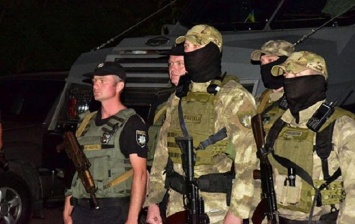 "Мирная жизнь": полицейский спецназ на бронетехнике устроил "веселую ночь" Мариуполю