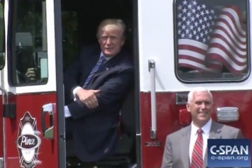 Трамп залез в пожарную машину