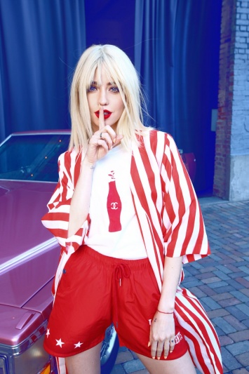Неожиданно! Надя Дорофеева стала платиновой блондинкой в рекламе модного бренда