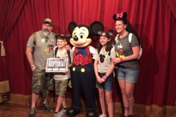 Микки Маус устроил 2 сиротам сюрприз в Disneyland: теперь у них есть родители (видео)