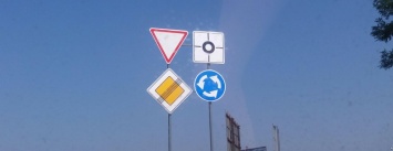 В Запорожье на Бабурке на перекрестках с круговым движением поставили новые знаки, - ФОТО