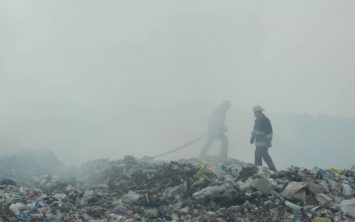 Жара, дым и огненные смерчи - под Павлоградом вторые сутки горит свалка (ВИДЕО)