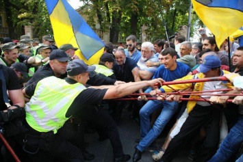 Сторонники Саакашвили устроили беспорядки у администрации Порошенко
