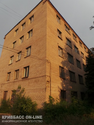 В Кривом Роге наркоманы облюбовали заброшенное общежитие прямо напротив райотдела (фото)