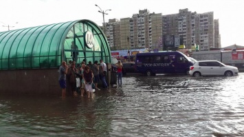 Киев затопил масштабный ливень: страшные кадры последствий