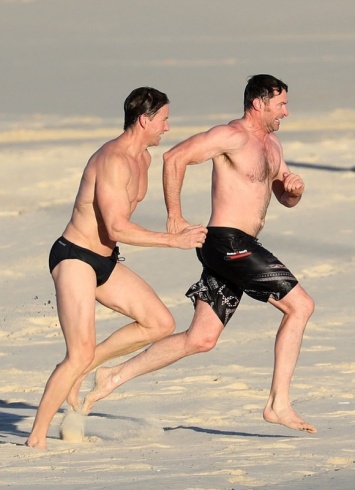 Хью Джекман и его тренер показали стальные мышцы на пляже Сиднея