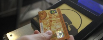 Жетоны уходят в прошлое: в киевском метро уже 60% пассажиров пользуются карточками