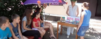 В Мирнограде дети читают книги "под зонтиком"
