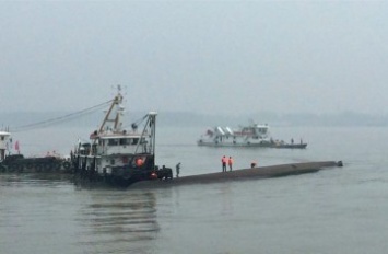 В Китае после столкновения затонул контейнеровоз