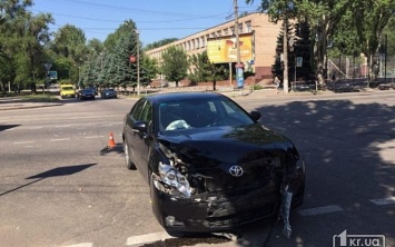 Нарушил ПДД и попал в ДТП: в Кривом Роге Honda влетела в Toyota