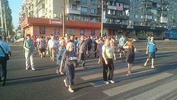 В Киеве жители обесточенной многоэтажки заблокировали Харьковское шоссе