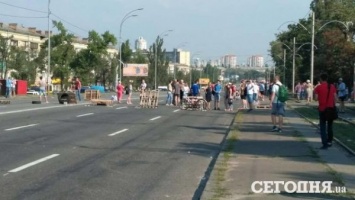 В Киеве протестующие заблокировали Харьковское шоссе