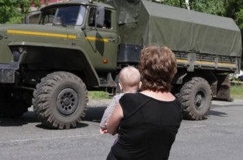 Жители одного из городков Донбасса вышли с протестами против передислокации одного из батальонов ВСУ