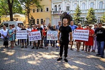 В Николаеве под прокуратурой провели митинг в поддержку бизнесмена, в чей дом бросили «коктейль Молотова»