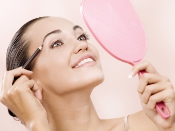 Психологи рассказали, почему женщины делают яркий макияж