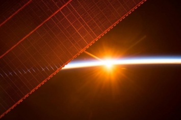 Астронавт МКС сфотографировал удивительный восход Солнца в Космосе