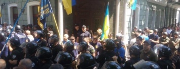 Под одесской прокуратурой столкнулись два митинга: их сдерживает полиция (ФОТО)