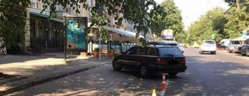 Конусы вне закона: одесская полисвумен разрешила парковку у ресторанов (ФОТО)