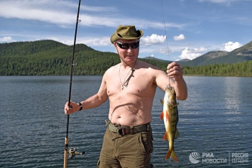 "Ловил щук с голым торсом" - в сети появились фото и видео из отпуска Путина