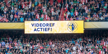 В Нидерландах судья отменил гол после видеоповтора и назначил пенальти в другие ворота (ВИДЕО)