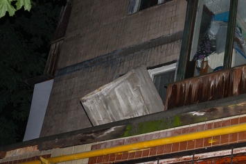 Чуть не убило: в Киеве с 5-го этажа дома упала плита