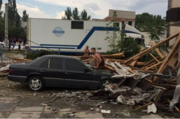 Ураган «погулял» на Херсонщине: разрушены дома, перевернуты авто. ФОТО, ВИДЕО