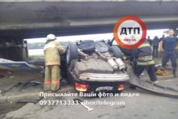 Покатушки не удались: в Киеве 5 человек перевернулись на новом BMW