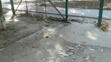 Со старыми колдобинами встретит школьный двор учебный год (фото)