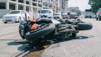 Иномарка сбила мотоциклиста возле "Озерки" (Фото)