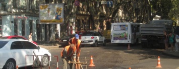 Дурная работа: в центре Одессы киркой ломают брусчатку (ФОТО, ВИДЕО)