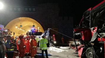 В Китае автобус врезался в стену, погибли 36 человек