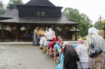 На Западной Украине прихожанам захваченного храма Московского Патриархата пришлось молиться на улице