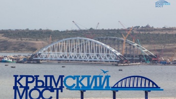 В Керчи установили скамейку "Крымский мост"