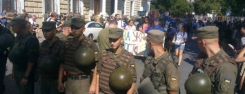 Участниов гей-парада в Одессе окружил плотный кордон силовиков (ФОТО)