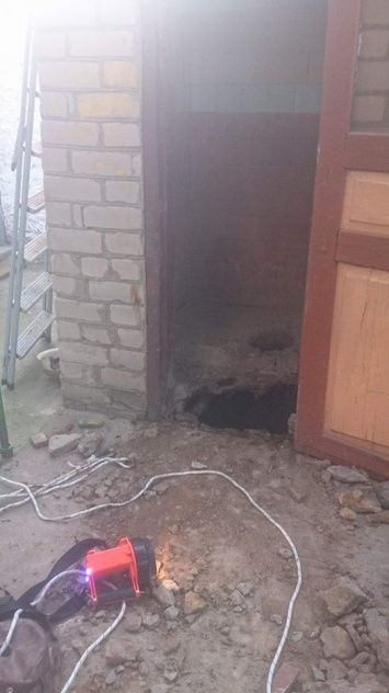 В Вознесенске двухлетний ребенок провалился в яму уличного туалета
