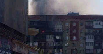 В центре Макеевки сильный пожар: Горит многоэтажка, у пожарных не хватает воды (фото, видео)