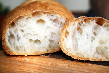 Диетологи рассказали почему нельзя есть свежеиспеченный хлеб