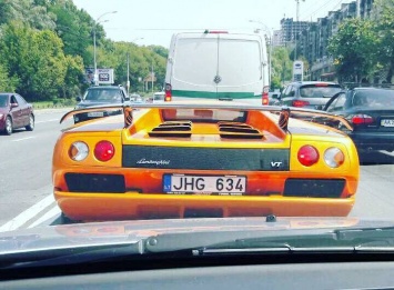 Картина маслом: Lamborghini Diablo на литовских номерах в Киеве