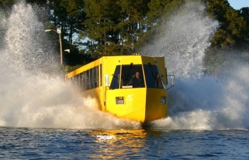 Автобус-амфибия, который уверенно держится на дороге и на воде