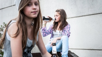 Ранняя алкоголизация: когда российские подростки начинают пить